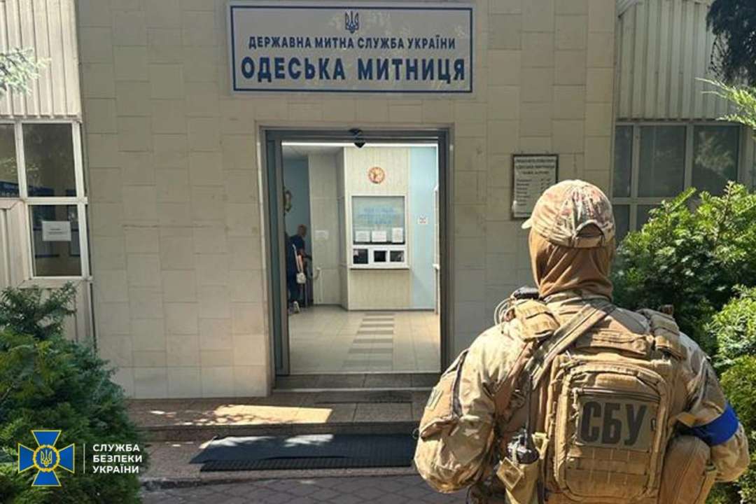 За всіма викритими фактами тривають розслідування для притягнення до відповідальності всіх винних осіб/Фото: СБУ "Допомагали" бізнесменам: СБУ викрила корупційні схеми в податковій службі та на митницях України
