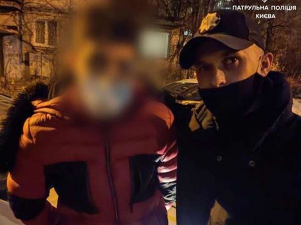 Выдали нервы. Полицейские задержали парня, который украл телефон с витрины магазина