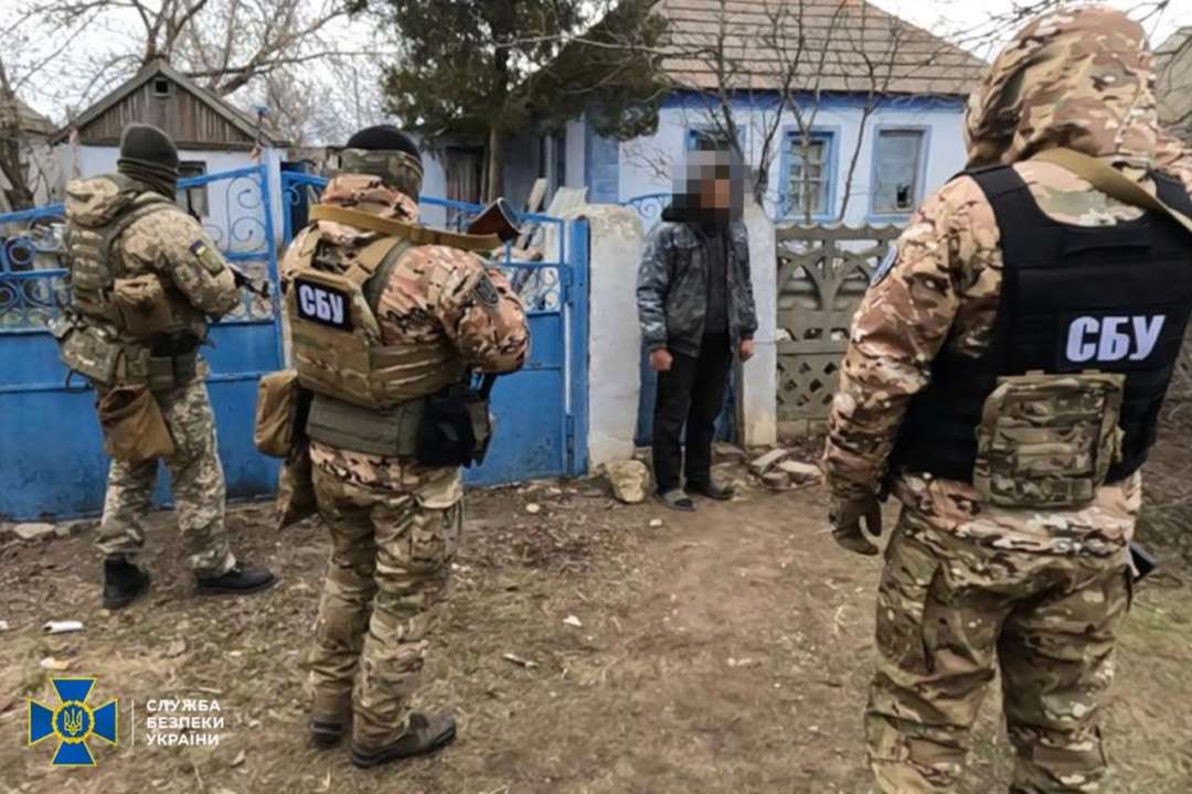 В Херсонской области задержан предатель,"сдававший" россиянам украинских патриотов/Фото: СБУ В Херсонской области задержан предатель,"сдававший" россиянам украинских патриотов/Фото: СБУ