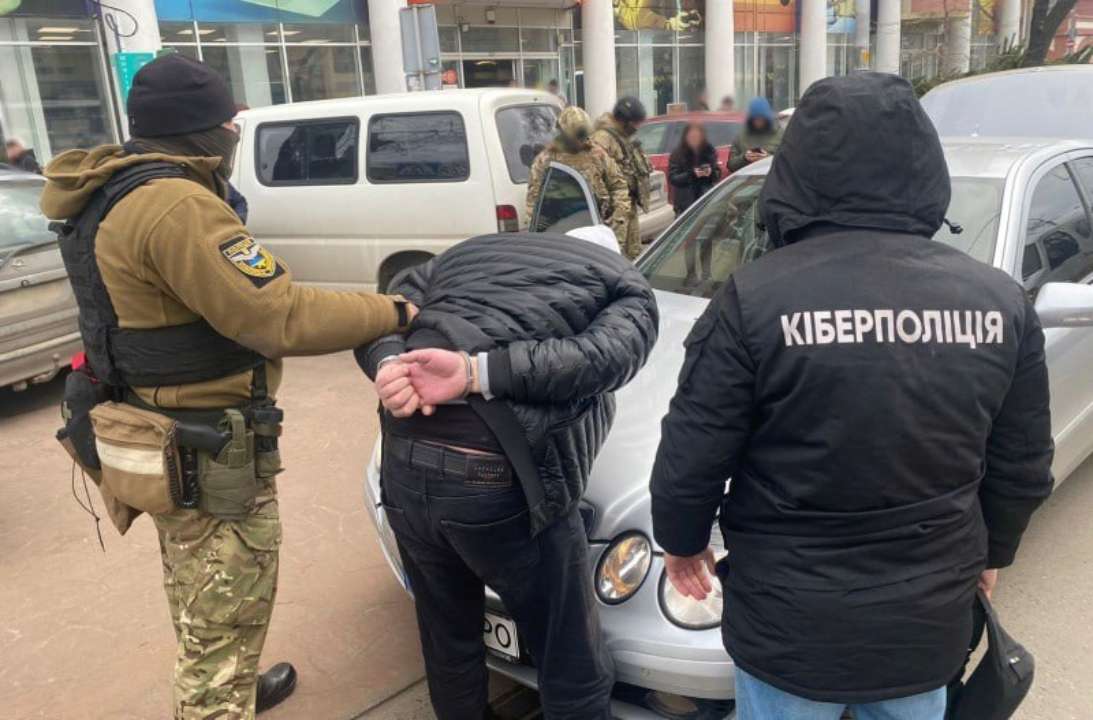 Нацполиция задержала мошенника, продававшего военным и волонтерам несуществующие пикапы/Фото: Национальная полиция Украины Наживался на войне: полиция поймала злоумышленника, продававшего военным несуществующие пикапы