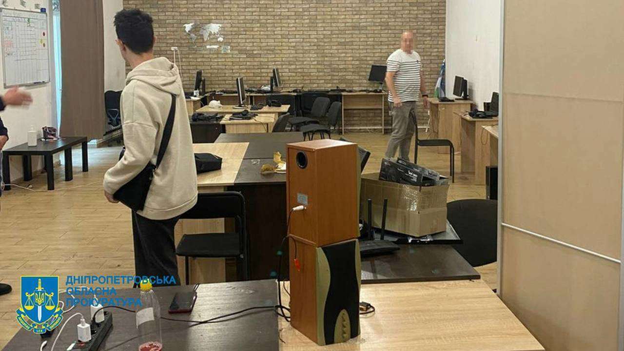 В Днепре ликвидировали мошеннический колл-центр / Фото: Днепропетровская областная прокуратура В Днепре ликвидировали колл-центр, который обманывал украинцев на деньги