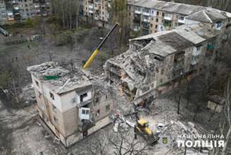 Кількість загиблих у Селидовому зросла до 2: з-під завалів дістали тіло жертви/Фото: Нацполіція Кількість загиблих у Селидовому зросла до 2: з-під завалів дістали тіло жертви/Фото: Нацполіція