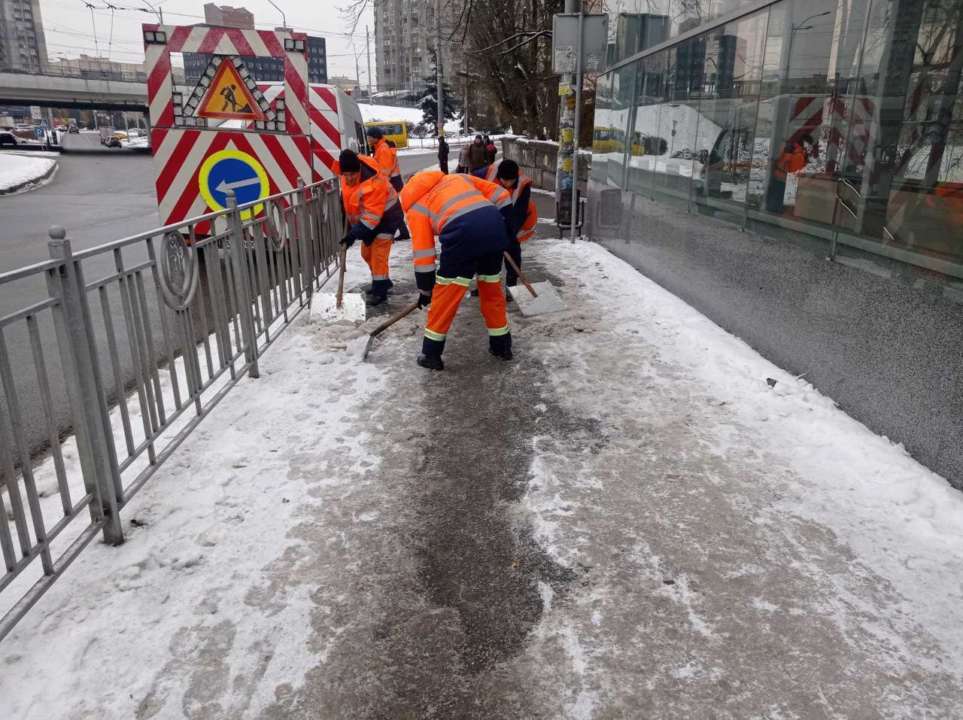 В КГГА просят водителей соблюдать безопасную дистанцию, а пешеходов носить фликеры