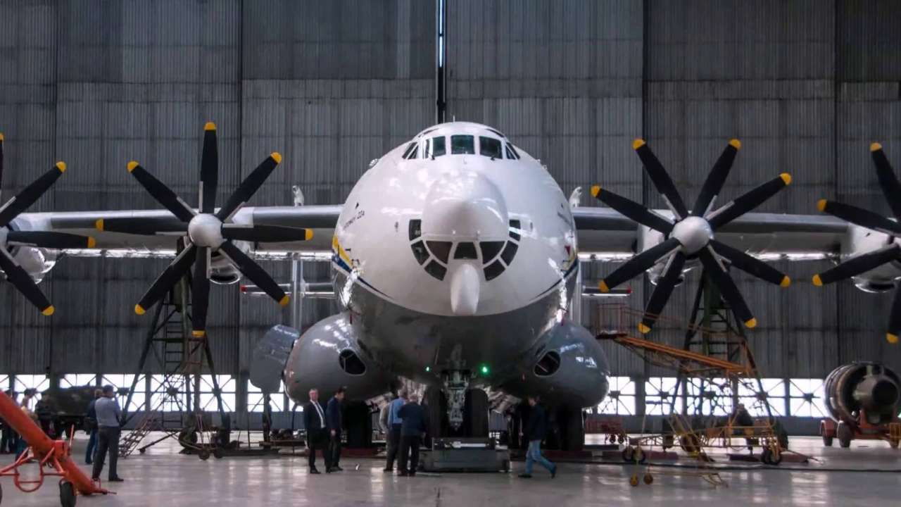 Український літак "Антей" / Скриншот з відео на Ютуб-каналі "Antonov Company" Легендарний "Антей": 59 років з дня першого польоту