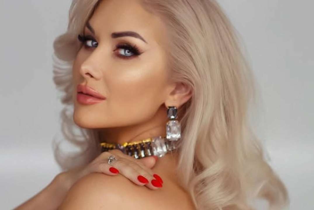 Екатерина Бужинская поразила рыжей прической и пикантным декольте: эффектное перевоплощение