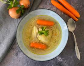 Вкусный куриный бульон/Фото: istockphoto Легкий, полезный и питательный: готовим вкусный куриный бульон