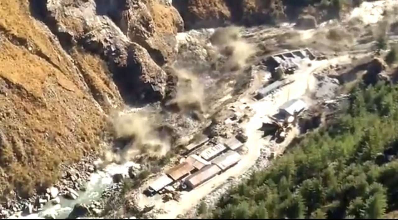 В Индии сошел ледник: 150 человек пропали без вести. Видео