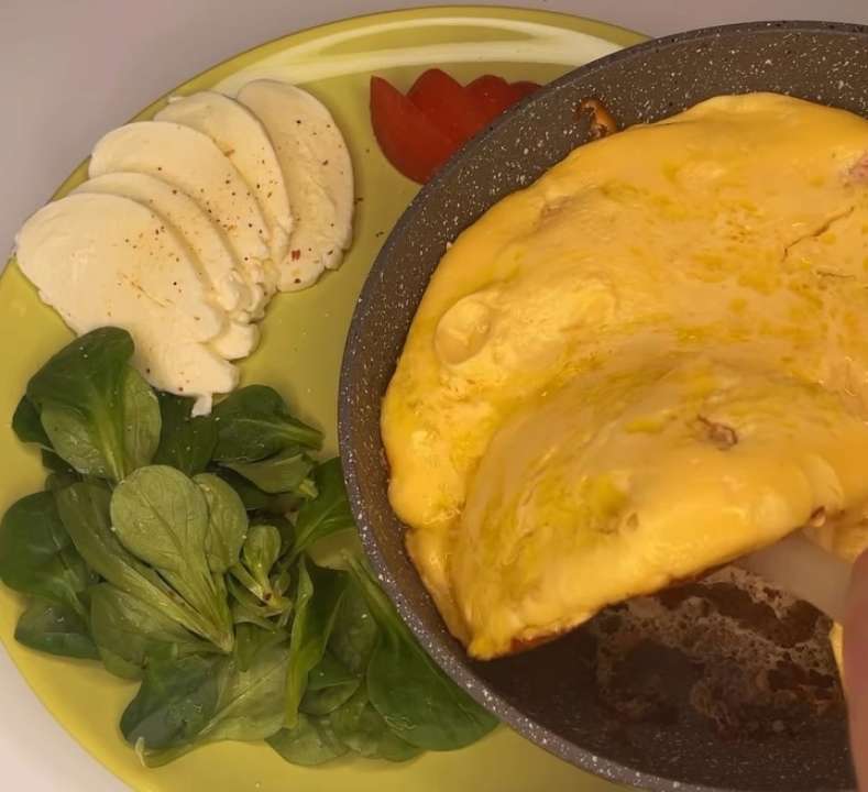 Рецепт для тих, хто обожнює снідати омлетами і любить морепродукти. Це має бути анріал смак