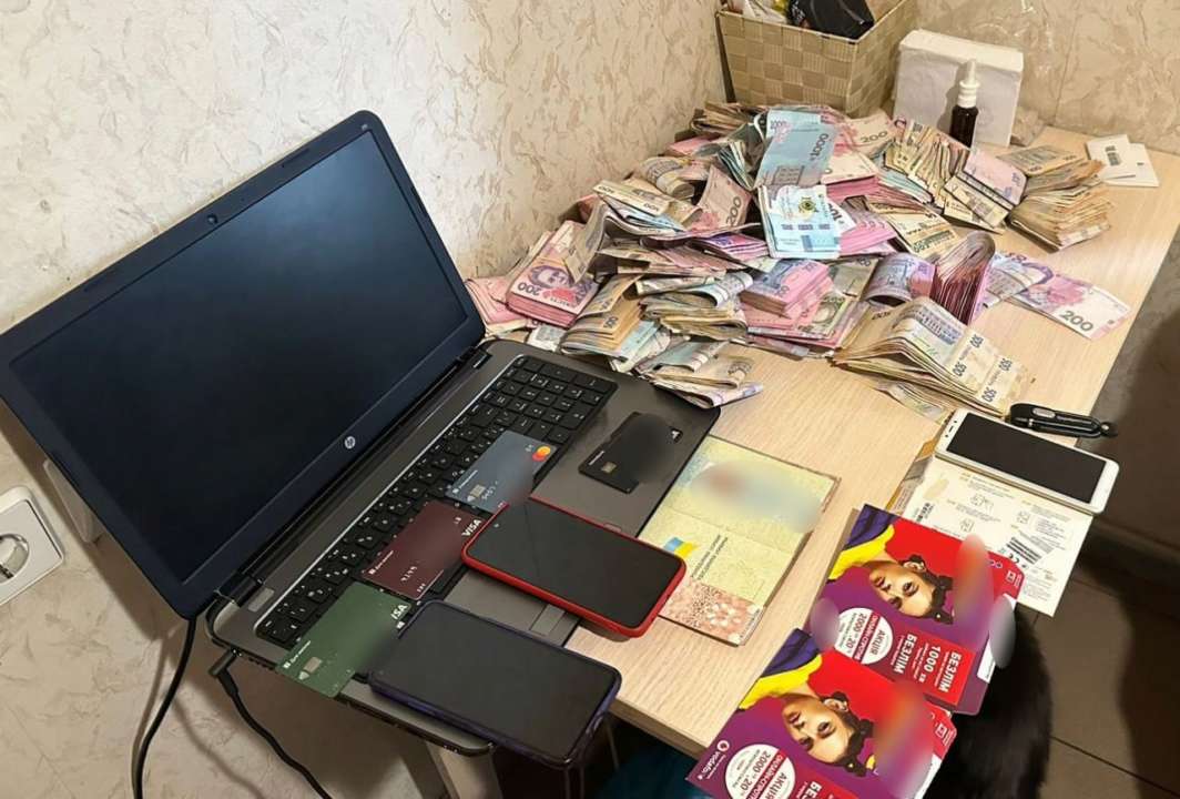 Повернення компенсації за купівлю неякісних ліків: поліцейські викрили злочинну організацію шахраїв Повернення компенсації за купівлю неякісних ліків: поліцейські викрили злочинну організацію шахраїв