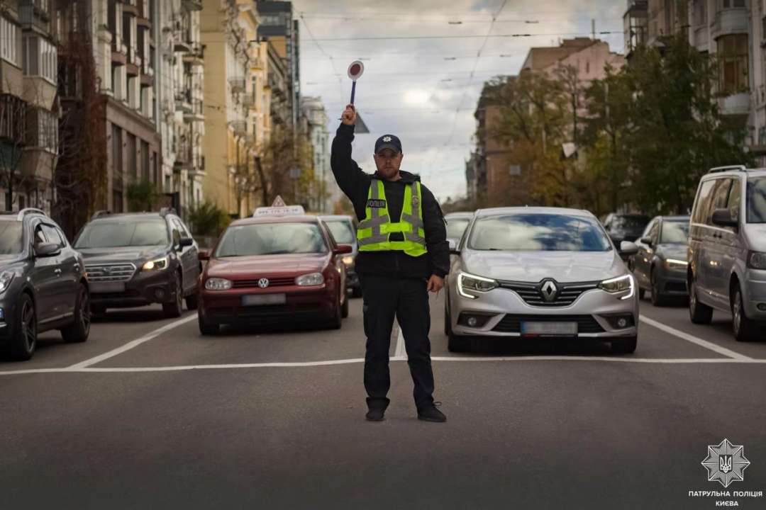 Пам'ятайте: жести регулювальника мають пріоритет над сигналами світлофора, вимогами дорожніх знаків та розмітки Пам'ятайте: жести регулювальника мають пріоритет над сигналами світлофора, вимогами дорожніх знаків та розмітки