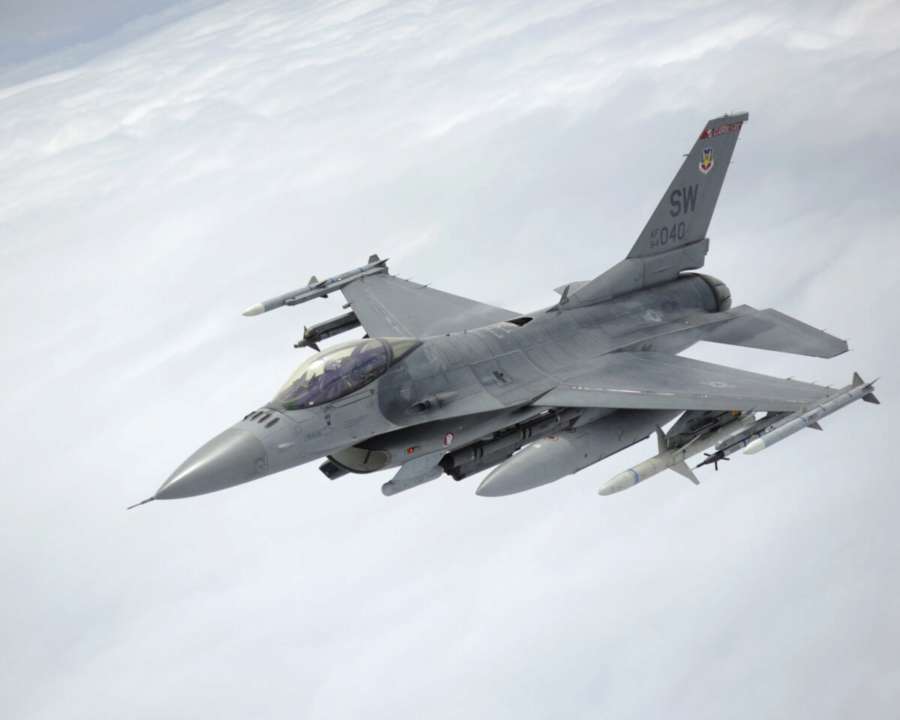 Польща підняла в небо винищувачі F-16 через ракетну атаку рф по Україні