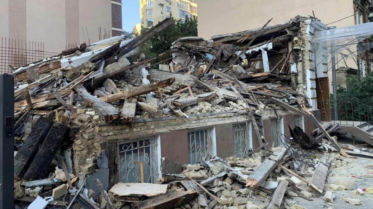 В Киеве начали сносить усадьбу Зеленских / Фото: Дмитрий Перов Дом на улице Конисского, 22: снос, статус памятника и споры