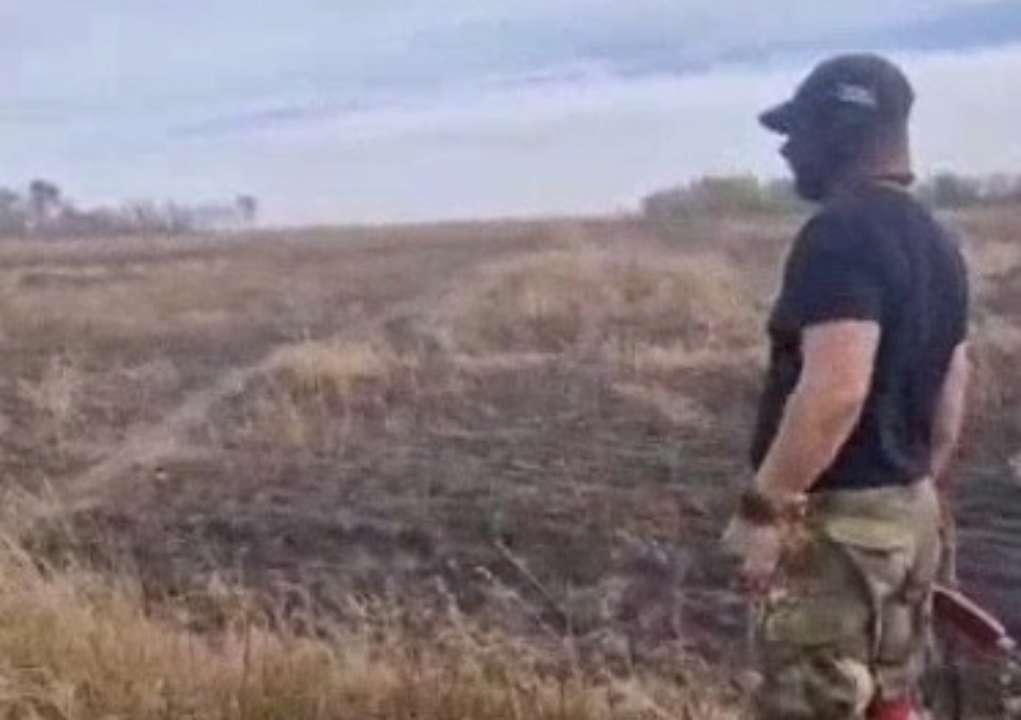 Російські загарбники розстріляли українського полоненого. Скриншот відео розстріл військового
