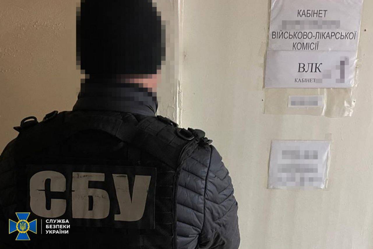 Правоохоронці викрили ще три схеми ухилення від військової служби за допомогою представників МСЕК і ВЛК/Фото: СБУ, Офіс генпрокурора Правоохоронці викрили ще три схеми ухилення від військової служби за допомогою представників МСЕК і ВЛК/Фото: СБУ, Офіс генпрокурора