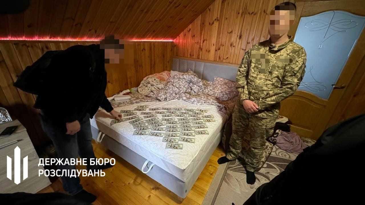 ГБР задержало правоохранителя с Закарпатья, что за $10 тыс. помогал уклонистам в пересечении границы