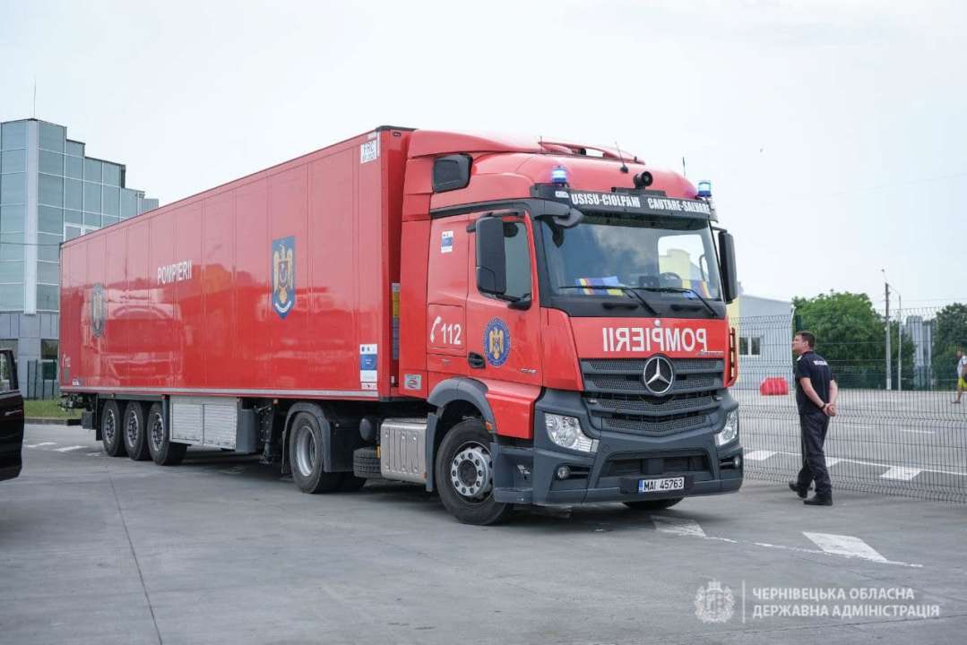 Фото: Facebook/Чернівецька обласна державна адміністрація Румунія передала Україні понад 100 тисяч доз вакцини від коронавірусу