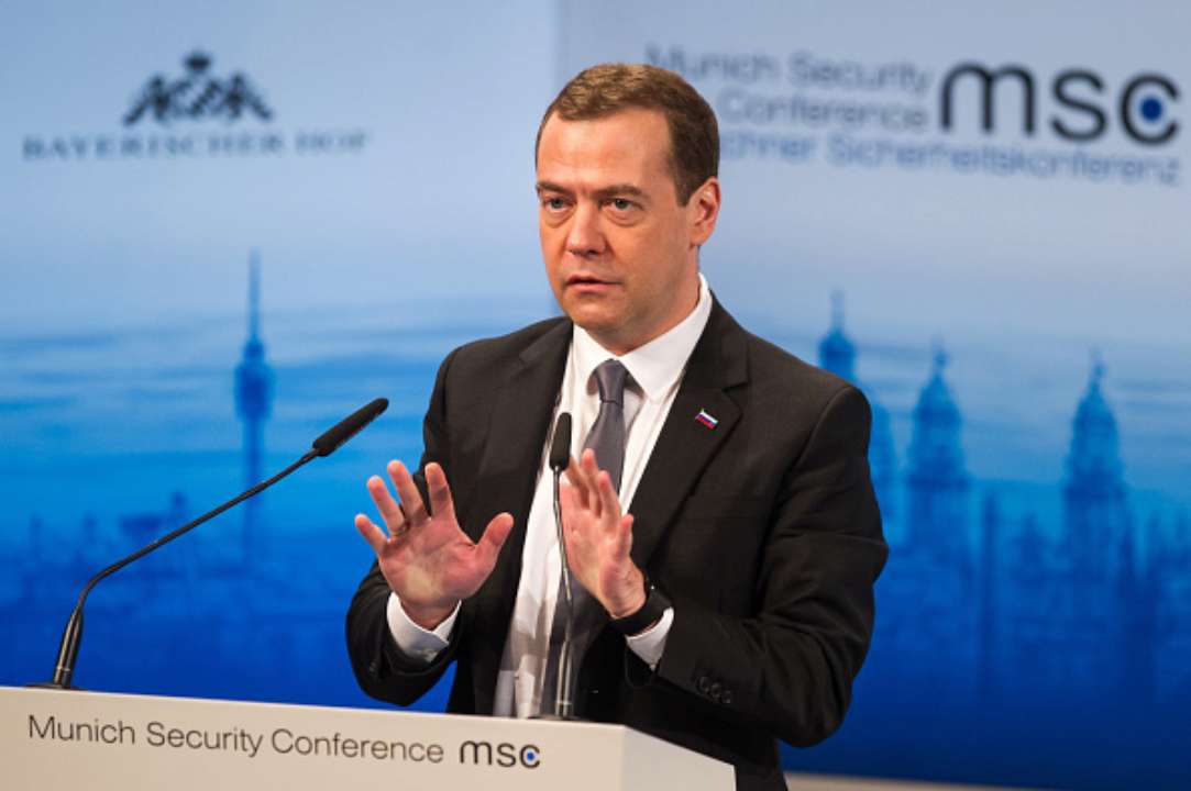 К миру Украину это не приближает: медведев по-хамски отреагировал на визит Макрона, Шольца и Драги