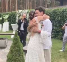 Евгений Синельников отыграл свадьбу в Буче. Фото: instagram.com/alanbadoev Свадьба ведущего орла и решки
