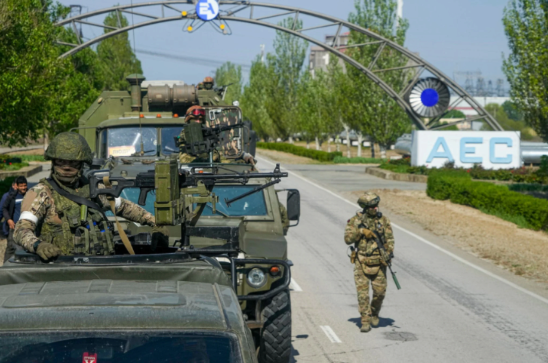Понад 40 країн світу підписали заяву із закликом до рф вивести війська із території ЗАЕС/Фото: Енергоатом/Facebook Російські загарбники на території Запорізької АЕС