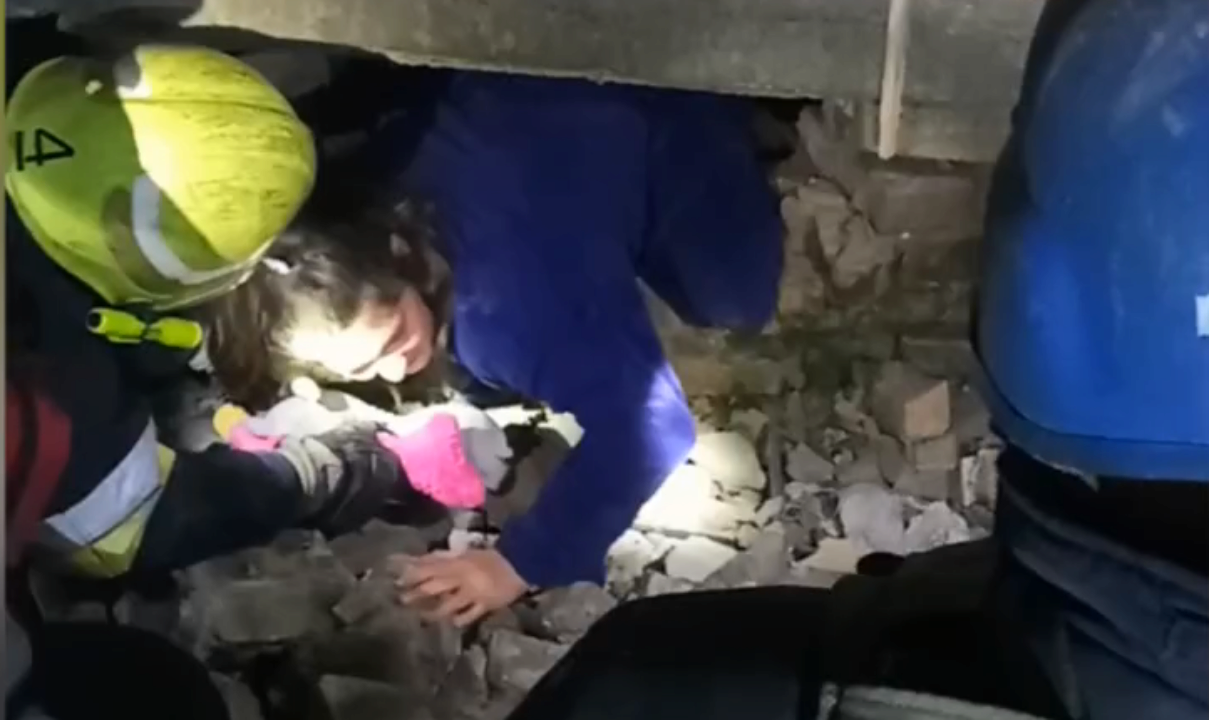 У Запорізькій області рятувальники дістали сім'ю з-під завалів/Фото: скріншот У Запорізькій області рятувальники дістали сім'ю з-під завалів/Фото: скріншот