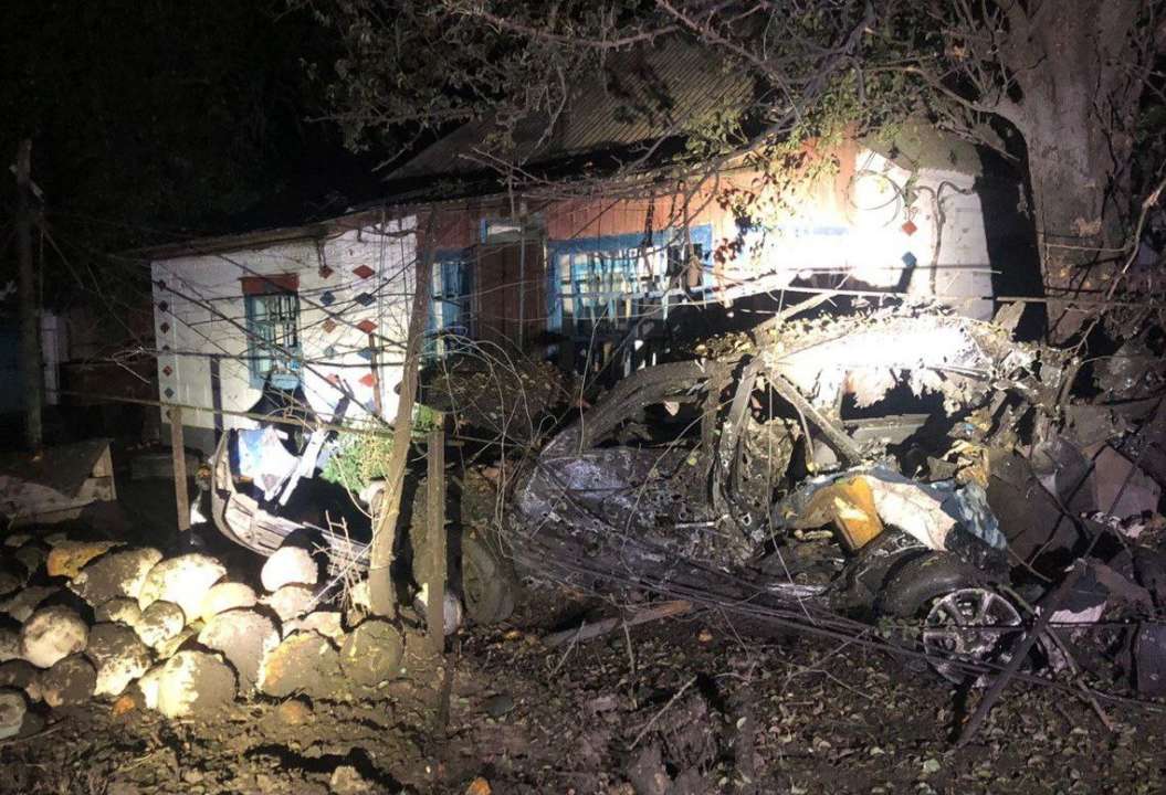 За попередніми даними росіяни вдарили по Харкову "Іскандерами", повідомляє поліція. Попередньо, постраждали 16 людей, в тому числі 11-місячна дитина. Хлопчик 10 років помер