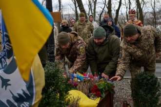 Сырский почтил память погибших за Дебальцево возле памятника на Аскольдовой могиле . Фото: Фейсбук Генштаба сырский бои за дебальцево