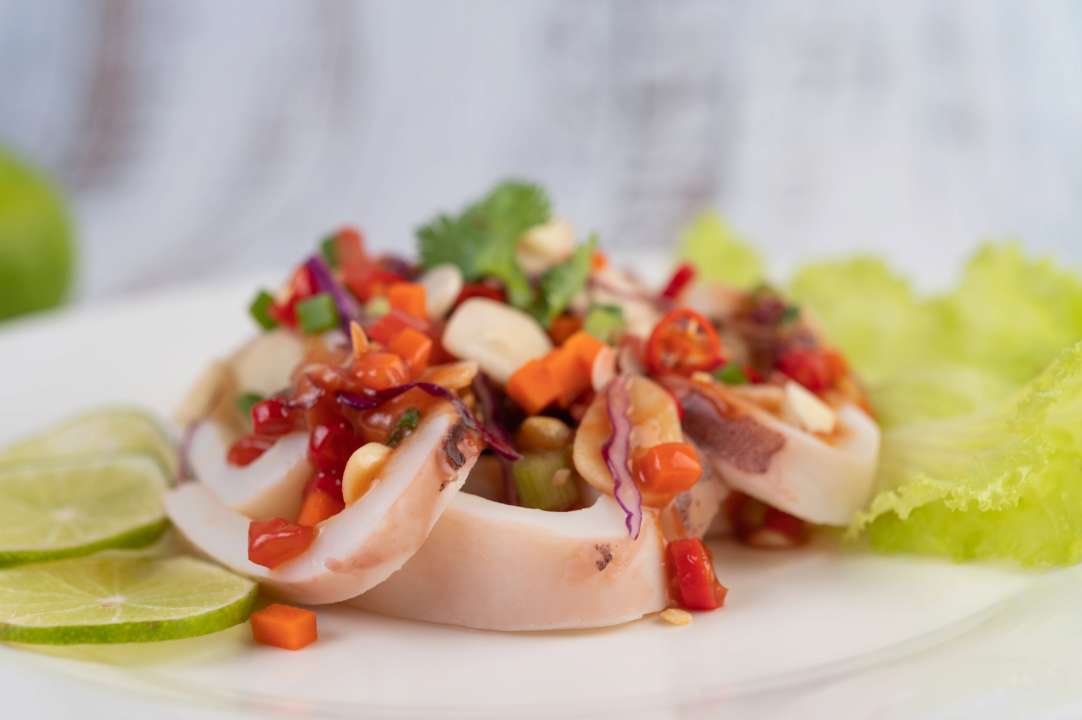 Сочетание морепродуктов, овощей и ароматных специй / Фото: freepik Вкусный эксперимент: простой рецепт блюда с осьминогом и овощами