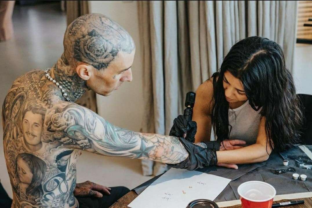 Фото: Instagram/kourtneykardash "Жінка з багатьма талантами": Кортні Кардаш'ян набила тату своєму бойфренду