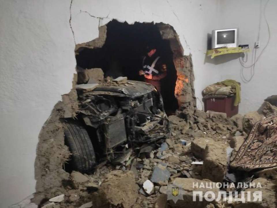 В'їхав в житловий будинк. На Одещині іномарка протаранила житло пенсіонера