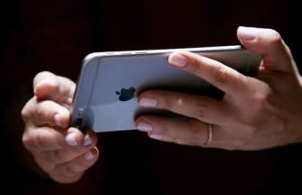 Компанія Apple планує запровадити оренду своїх пристроїв/Фото: Justin Sullivan/Getty Images Apple планує дозволити оренду своїх пристроїв: які можливості отримають користувачі