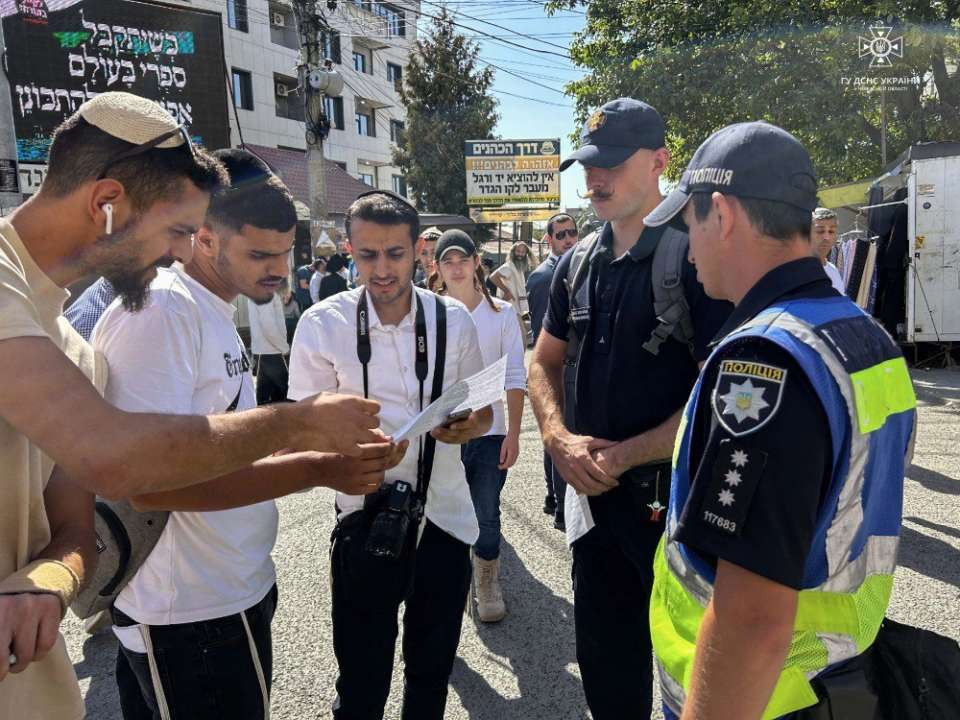 В Умань прибыло около 22 тысяч хасидов/Фото: dsns_telegram В Умань прибыло около 22 тысяч хасидов: правоохранители проводят профилактические беседы