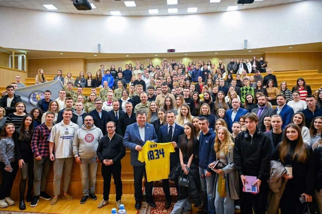 Андрій Шевченко та Сергій Ребров зустрілись з студентами Київського університету імені Тараса Шевченка / Фото: Telegram Андрій Шевченко та Сергій Ребров зустрілись з студентами Київського університету імені Тараса Шевченка