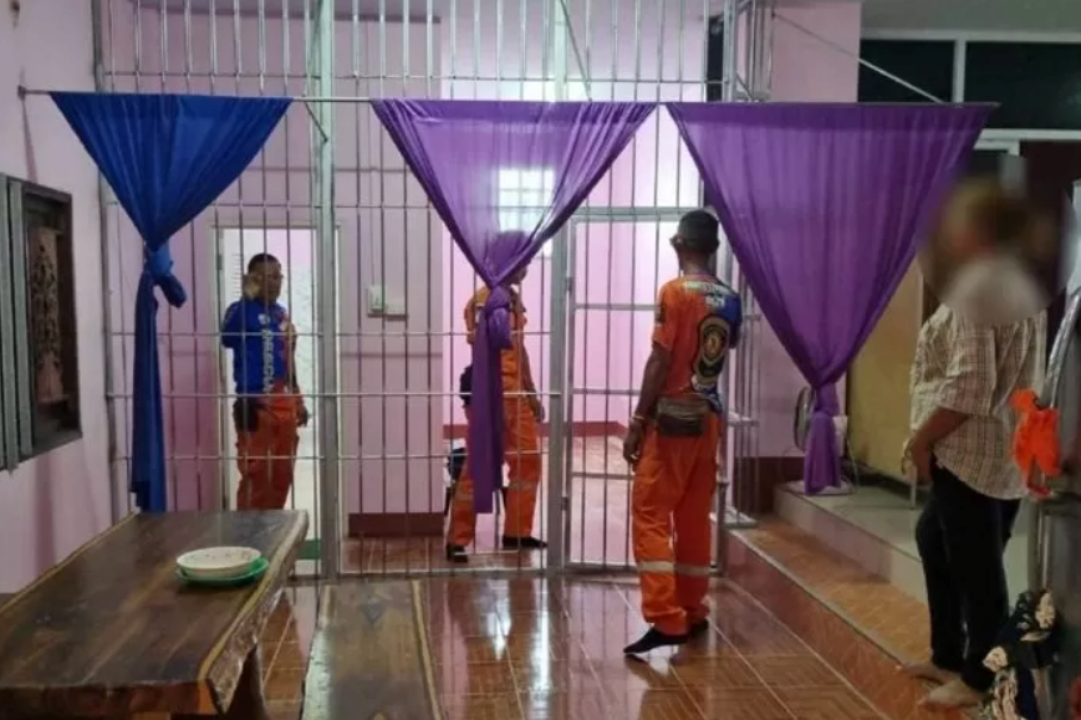 В Таиланде женщина выстроила тюрьму для сына/Фото: Thai PBS Женщина установила дома тюремную камеру, чтобы защититься от сына наркомана