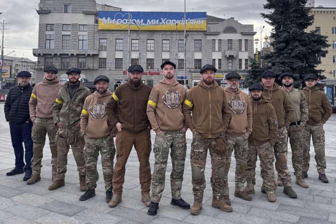 Создатель "Острых козырьков" подарил украинским военным основной символ сериала / Фото: Facebook/Ярослав Чиженко Украинские военные поразили создателя "Острых козырьков", что тот подарил им основной символ сериала