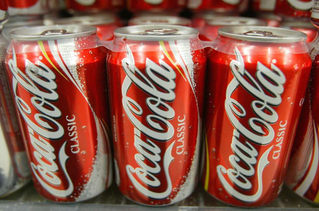 Coca-Cola більше не вироблятиме й не продаватиме свою продукцію в росії/Фото: Justin Sullivan/Getty Images Coca-Cola остаточно йде з російського ринку