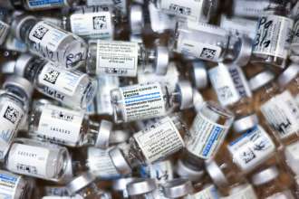 Канада первой в мире одобрила однодозовую вакцину Johnson & Johnson/Фото: Michael Ciaglo/Getty Images Теперь не только для экстренного применения: Канада полностью одобрила вакцину Johnson & Johnson