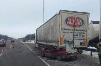 Фото: Поліція Києва У Київській області легковик врізався у вантажівку