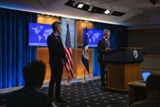 Хочуть відвернути увагу від своїх злочинів: у США пояснили, навіщо рф судилище над захисниками Маріуполя/Фото: Anna Rose Layden/Getty Images Спікер Держдепу Нед Прайс та голова Держдепу Ентоні Блінкен