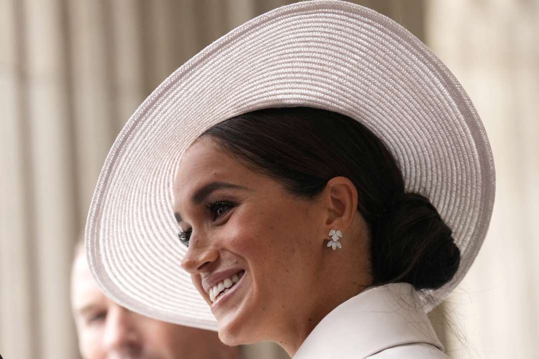 Меган Маркл поділилася з молоддю своїми переживаннями/Фото: Getty Images Меган Маркл у білому капелюшку