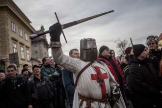 На Чемпіонаті світу з футболу заборонили вболівальникам одягатися у костюми хрестоносців/Фото: Matej Divizna/Getty Images Чоловік одягнений, як хрестоносець