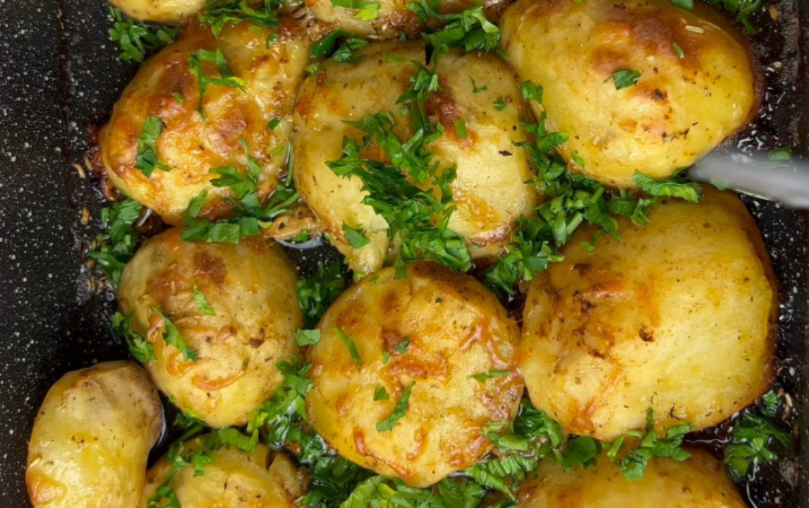 Запеченный картофель с пармезаном: ароматное и хрустящее наслаждение