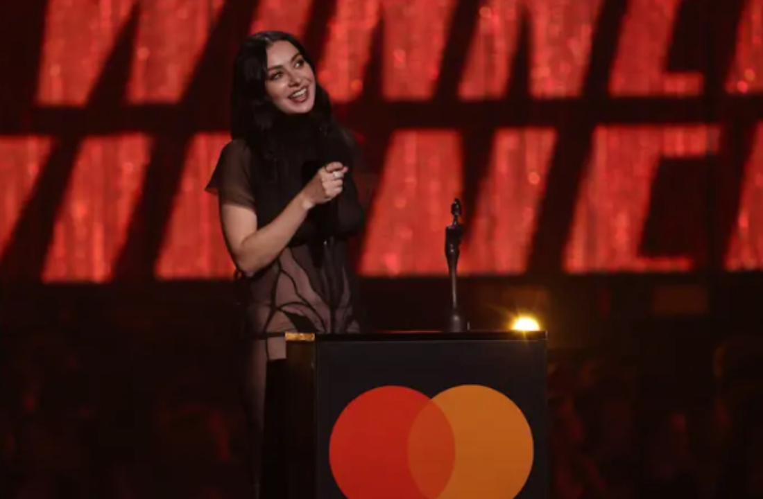 Триумфаторка Brit Awards 2025 / Фото с сайта премии Триумфаторка Brit Awards 2025
