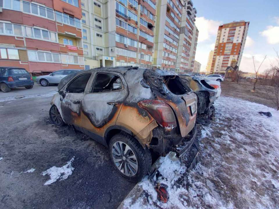У Харкові вночі згоріли 3 авто. Фото У Харкові вночі згоріли 3 авто. Фото