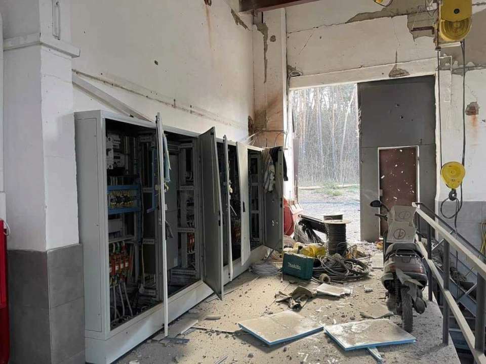 Окупанти розбомбили у Чернігові насосну станцію/Фото: Facebook Окупанти розбомбили у Чернігові насосну станцію