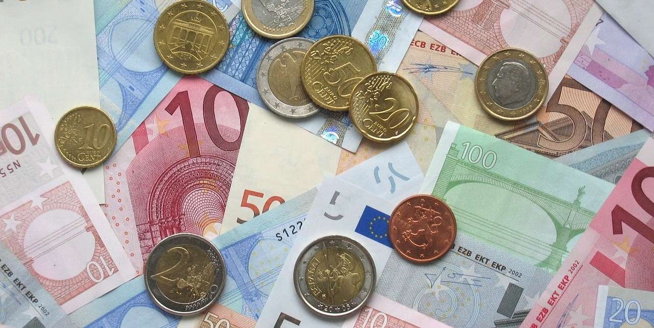 Евро падает в цене, а доллар сохраняет свои позиции: курс валют на 30 мая