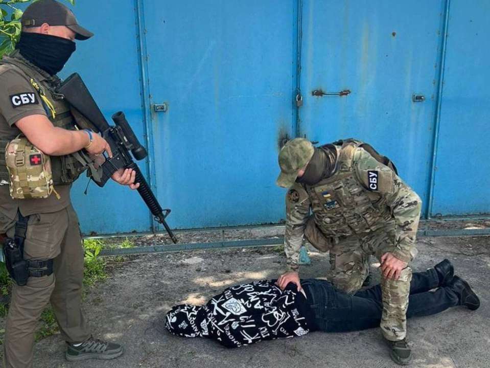 Силовики затримали фаната росії, який "злив" координати притулку і блокпоста / Фото: t.me/pgo_gov_ua