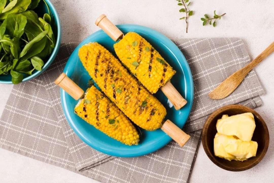 Запечена кукурудза / Фото: freepik Запечена кукурудза / Фото: freepik
