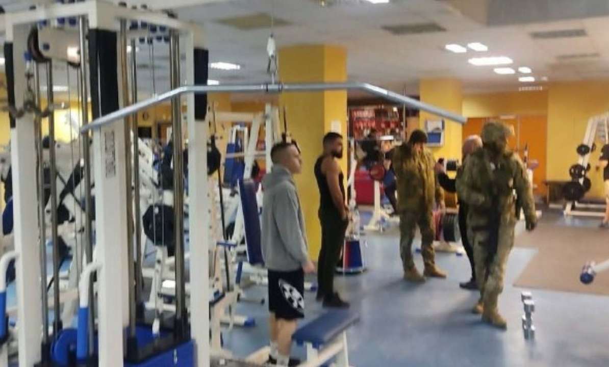 Сотрудники спортклуба решили скрываться в случае визита представителей ТЦК. Фото: скриншот видео рейды ТЦК