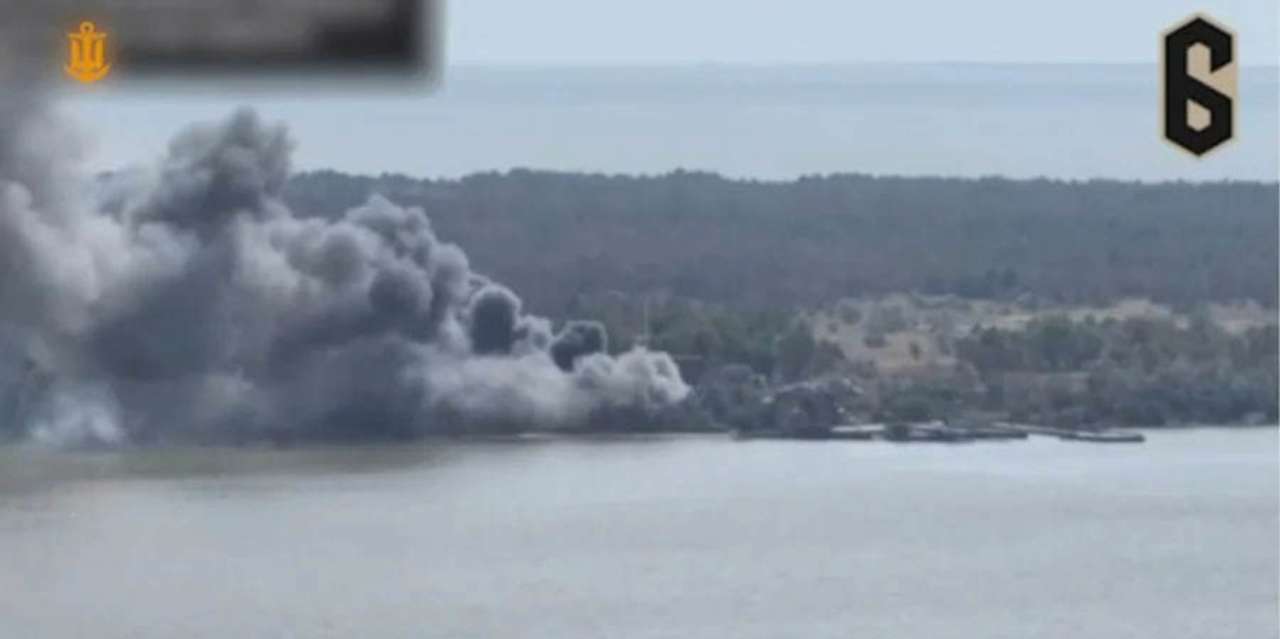 Військові знищили ворожий склад на Кінбурнській косі/Фото: скрін Підрозділ ВМС ЗС України знищив низку ворожих об'єктивів на Кінбурнській косі