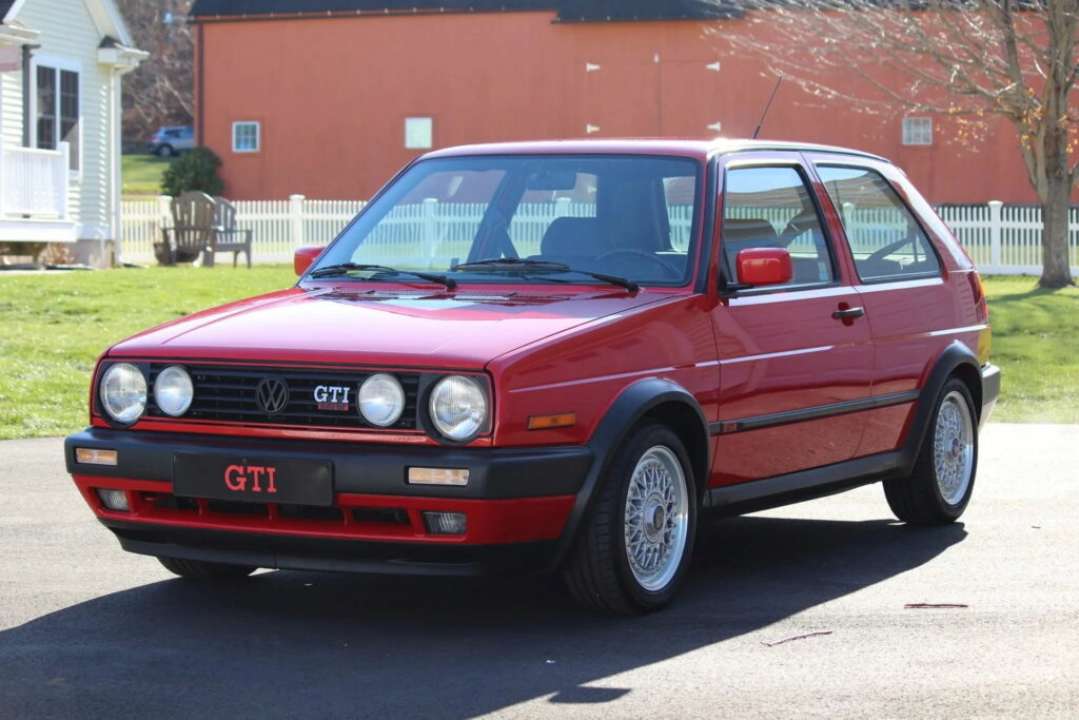 На аукционе второй гольф продали по цене нового Porsche Cayman GTS/Фото: Bring a Trailer Volkswagen Golf GTI 1992